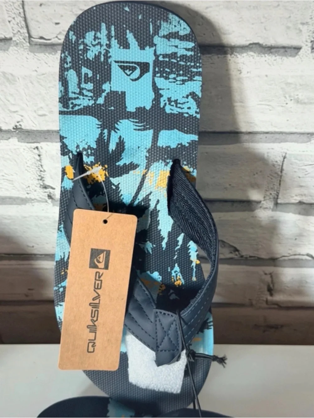Quiksilver Foundation Men’s Flip Flops Sandals. Orange Blue. Size 10 or 11. NWT